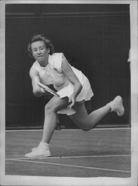 Nel 1952, la diciassettenne atleta americana vince il suo primo torneo di Wimbledon. Qui al secondo turno contro la britannica Barbara Moeller.